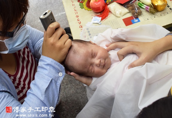 張寶寶(台中西區到府嬰兒寶寶滿月剃頭理髮、免費到府嬰兒剃胎毛儀式吉祥話)。到府剃頭剃胎毛主持、專業拍照、DVD光碟、證書。★購買「臍帶章、肚臍章、胎毛筆刷印章」贈送：剃頭、收涎、抓周，三選一。2015.12.13 照片12